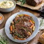 פילה מדומה שלם בתנור ברוטב יין אדום עשיר עם ירקות שורש