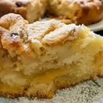 פרוסה של עוגת תפוחים בחושה משגעת