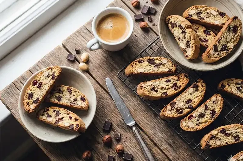 ביסקוטי מתכון מנצח עם אגוזים ושוקולד פרוס על רשת