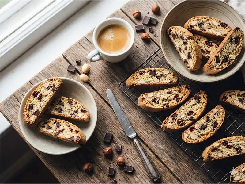 ביסקוטי מתכון מנצח עם אגוזים ושוקולד פרוס על רשת