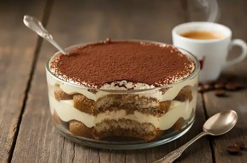 טירמיסו קלאסי לצד קפה