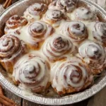 שבלולי קינמון אמריקאיים בציפוי גבינת שמנת, ריבת חלב ופקאנים שבלולי קינמון בסגנון אמריקאי עם בצק שמרים רך, מילוי עשיר בקינמון וסוכר חום, וציפוי גבינת שמנת מפנק. ניתן להכין אותם גם כעוגת תלישה חגיגית. מצרכים לבצק 3/4 כוס מים (180 מ״ל) 1 כף שמרים יבשים (10 גרם) 1/2 כוס סוכר (100 גרם) 3½ כוסות קמח (500 גרם) 2 ביצים (גודל L) 100 גרם חמאה רכה 1/2 כפית מלח למילוי 100 גרם חמאה רכה 1 כוס סוכר חום כהה, דחוס (240 גרם) 2 שקיות סוכר וניל (20 גרם) 1 כף גדושה קינמון לזיגוג לפני האפייה 50 גרם חמאה קרה, חתוכה ל־15 קוביות קטנות לציפוי גבינת שמנת 200 גרם גבינת שמנת (30% שומן) 1⅔ כוסות אבקת סוכר (200 גרם) 50 גרם חמאה רכה לקישוט 3 כפות ריבת חלב 3 כפות פקאנים שבורים אופן ההכנה שלב 1: הכנת הבצק והתפחה ראשונה בקערת מיקסר מערבבים מים ושמרים. מוסיפים סוכר, קמח, ביצים, חמאה ומלח. לשים בעזרת וו לישה כ־10 דקות במהירות נמוכה, עד לקבלת בצק חלק ורך שנדבק מעט לתחתית הקערה. אם הבצק יבש מדי – מוסיפים מעט מים. אם דביק מדי – מוסיפים מעט קמח. משמנים קלות את פני הבצק. מכסים בניילון נצמד באופן רופף. מתפיחים עד להכפלת הנפח. שלב 2: רידוד, מילוי ועיצוב השבלולים מעבירים את הבצק למשטח מקומח. מרדדים למלבן רחב. מורחים על הבצק 100 גרם חמאה רכה בשכבה אחידה. מערבבים בקערה סוכר חום, סוכר וניל וקינמון. מפזרים את התערובת באופן אחיד על הבצק. מגלגלים לרולדה הדוקה. צובטים את הקצה לסגירה. פורסים ל־15 פרוסות שוות. שלב 3: התפחה שנייה וסידור בתבנית מסדרים את השבלולים בתבנית מרופדת בנייר אפייה, כשהם קרובים זה לזה אך לא לחוצים. מתפיחים עד להכפלת הנפח. שלב 4: זיגוג ואפייה מחממים תנור ל־180 מעלות (חום עליון ותחתון, ללא טורבו). מניחים קוביית חמאה קטנה על כל שבלול. אופים כ־25 דקות, עד להזהבה. שלב 5: הכנת הציפוי מחממים גבינת שמנת במיקרוגל כ־30 שניות (שתהיה פושרת, לא חמה). מוסיפים אבקת סוכר וחמאה רכה. טורפים היטב עד לקבלת קרם חלק. שלב 6: ציפוי וקישוט מורחים כף מציפוי גבינת השמנת על כל שבלול. מזלפים מעל ריבת חלב. מפזרים פקאנים שבורים. טיפ חשוב להגשה אם השבלולים התקררו, חממו כל שבלול כ־10 שניות במיקרוגל לפני ההגשה – זה מחזיר להם את המרקם הרך והנמס.שבלולי קינמון אמריקאיים בציפוי גבינת שמנת, ריבת חלב ופקאנים שבלולי קינמון בסגנון אמריקאי עם בצק שמרים רך, מילוי עשיר בקינמון וסוכר חום, וציפוי גבינת שמנת מפנק. ניתן להכין אותם גם כעוגת תלישה חגיגית. מצרכים לבצק 3/4 כוס מים (180 מ״ל) 1 כף שמרים יבשים (10 גרם) 1/2 כוס סוכר (100 גרם) 3½ כוסות קמח (500 גרם) 2 ביצים (גודל L) 100 גרם חמאה רכה 1/2 כפית מלח למילוי 100 גרם חמאה רכה 1 כוס סוכר חום כהה, דחוס (240 גרם) 2 שקיות סוכר וניל (20 גרם) 1 כף גדושה קינמון לזיגוג לפני האפייה 50 גרם חמאה קרה, חתוכה ל־15 קוביות קטנות לציפוי גבינת שמנת 200 גרם גבינת שמנת (30% שומן) 1⅔ כוסות אבקת סוכר (200 גרם) 50 גרם חמאה רכה לקישוט 3 כפות ריבת חלב 3 כפות פקאנים שבורים אופן ההכנה שלב 1: הכנת הבצק והתפחה ראשונה בקערת מיקסר מערבבים מים ושמרים. מוסיפים סוכר, קמח, ביצים, חמאה ומלח. לשים בעזרת וו לישה כ־10 דקות במהירות נמוכה, עד לקבלת בצק חלק ורך שנדבק מעט לתחתית הקערה. אם הבצק יבש מדי – מוסיפים מעט מים. אם דביק מדי – מוסיפים מעט קמח. משמנים קלות את פני הבצק. מכסים בניילון נצמד באופן רופף. מתפיחים עד להכפלת הנפח. שלב 2: רידוד, מילוי ועיצוב השבלולים מעבירים את הבצק למשטח מקומח. מרדדים למלבן רחב. מורחים על הבצק 100 גרם חמאה רכה בשכבה אחידה. מערבבים בקערה סוכר חום, סוכר וניל וקינמון. מפזרים את התערובת באופן אחיד על הבצק. מגלגלים לרולדה הדוקה. צובטים את הקצה לסגירה. פורסים ל־15 פרוסות שוות. שלב 3: התפחה שנייה וסידור בתבנית מסדרים את השבלולים בתבנית מרופדת בנייר אפייה, כשהם קרובים זה לזה אך לא לחוצים. מתפיחים עד להכפלת הנפח. שלב 4: זיגוג ואפייה מחממים תנור ל־180 מעלות (חום עליון ותחתון, ללא טורבו). מניחים קוביית חמאה קטנה על כל שבלול. אופים כ־25 דקות, עד להזהבה. שלב 5: הכנת הציפוי מחממים גבינת שמנת במיקרוגל כ־30 שניות (שתהיה פושרת, לא חמה). מוסיפים אבקת סוכר וחמאה רכה. טורפים היטב עד לקבלת קרם חלק. שלב 6: ציפוי וקישוט מורחים כף מציפוי גבינת השמנת על כל שבלול. מזלפים מעל ריבת חלב. מפזרים פקאנים שבורים. טיפ חשוב להגשה אם השבלולים התקררו, חממו כל שבלול כ־10 שניות במיקרוגל לפני ההגשה – זה מחזיר להם את המרקם הרך והנמס.