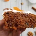 פרוסה של עוגת גזר בחושה עם אגוזים