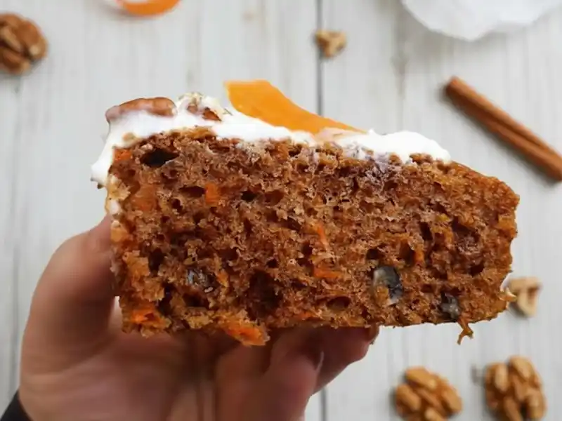 פרוסה של עוגת גזר בחושה עם אגוזים