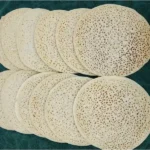 ערמת לחוח תימני אורגינל עם חורים מושלמים ומרקם אוורירי על מגבת