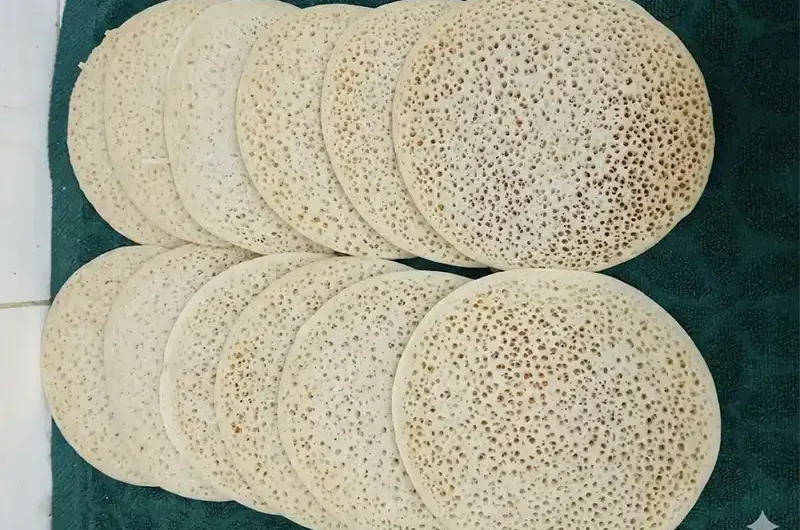 ערמת לחוח תימני אורגינל עם חורים מושלמים ומרקם אוורירי על מגבת