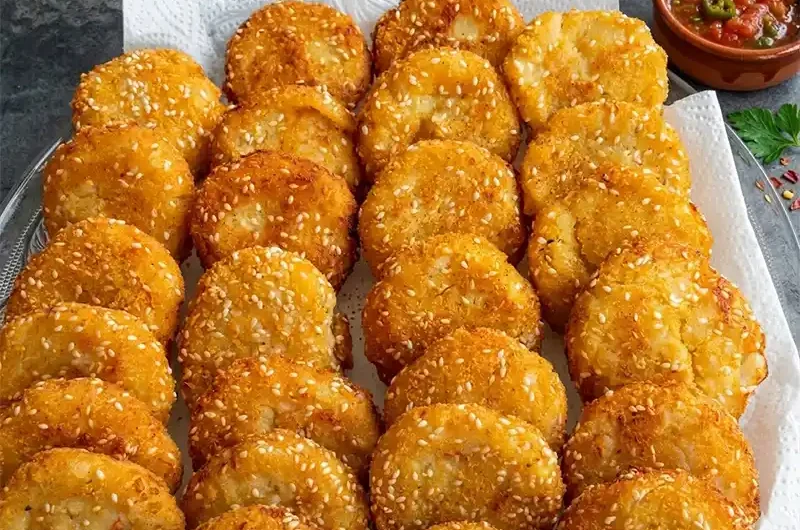 לביבות כרובית על מגש עם רוטב בצד