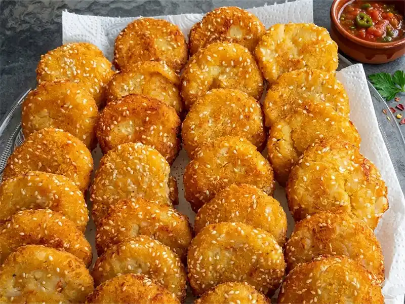 לביבות כרובית על מגש עם רוטב בצד